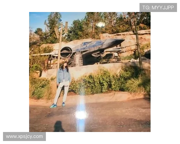 足球明星的影子艺术作品展现运动之美与激情的完美结合